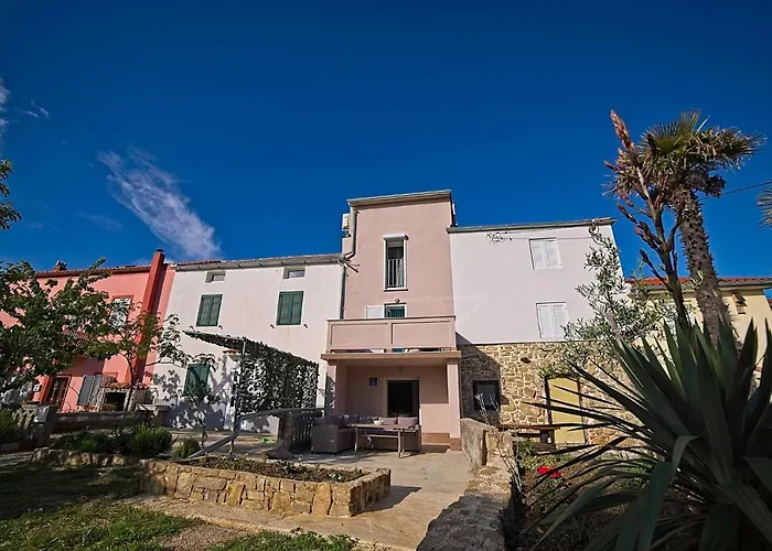 بيت للعطل House Rab Kampor